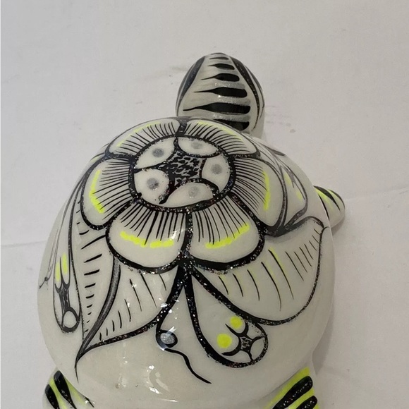 Hand-Painted Mexican Folk Art Turtle Trinket Box White Sparkles with Lid - Picture 3 of 8